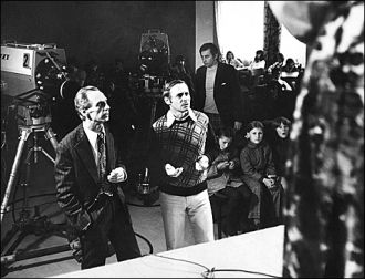 Z realizatorem Krystianem Woźniewiczem podczas realizacji programu telewizyjnego (lata 70.)